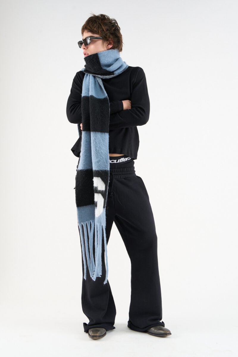 015_PICADILLY_BLUE_SCARF_1278.jpg 015_PICADILLY_BLUE_SCARF_1278.jpg