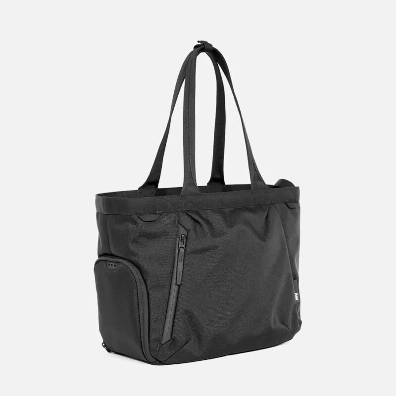 AER11018_gymtote2_black_34hero_1.jpg