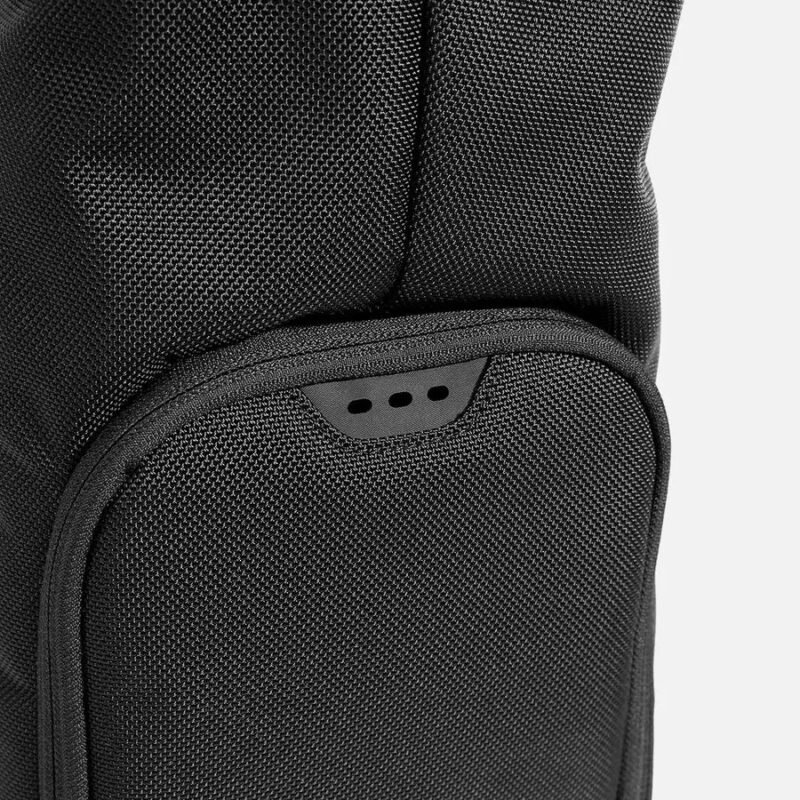 AER11018_gymtote2_black_ventilation_13.jpg AER11018_gymtote2_black_ventilation_13.jpg