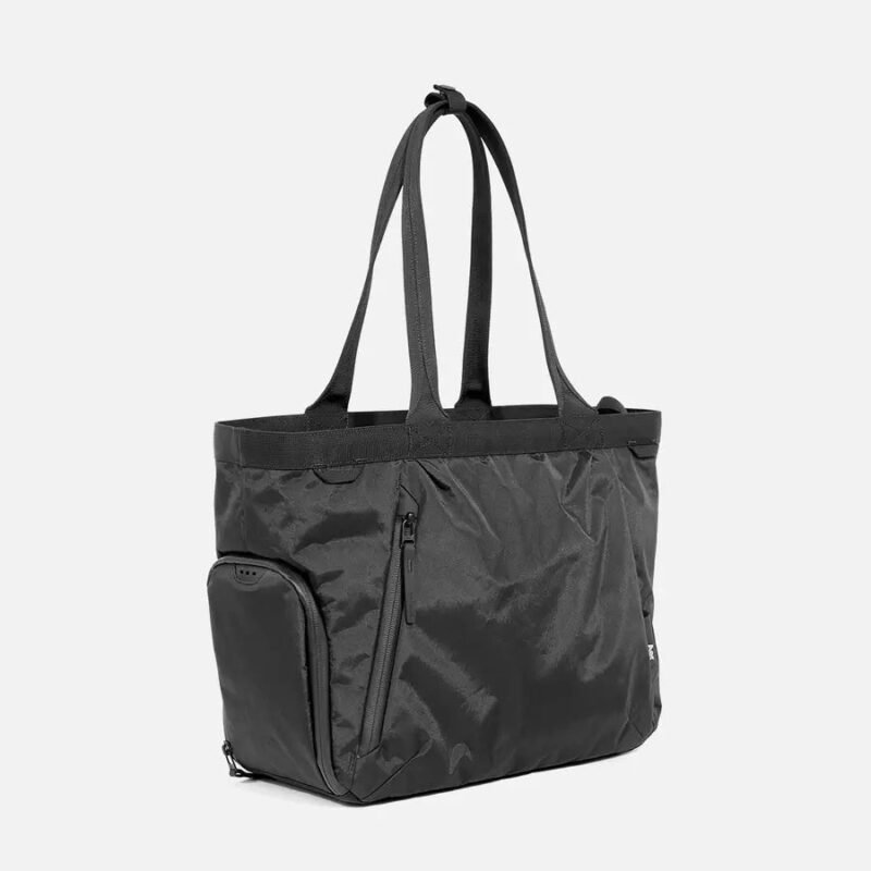 AER19018_gymtote2_xpac_34hero_1.jpg