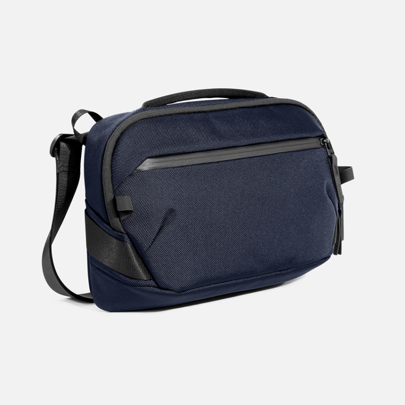 AER23074_1_daysling4max_navy_34hero.png AER23074_1_daysling4max_navy_34hero.png