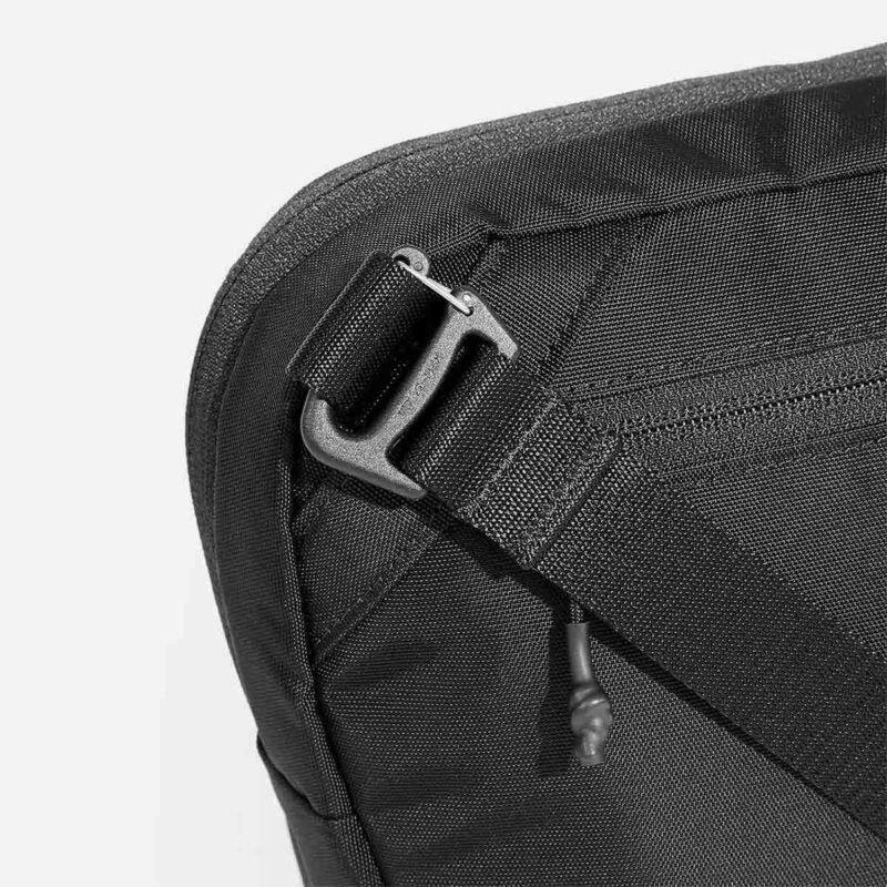 AER61003_prosling_black_removabledetail.jpg AER61003_prosling_black_removabledetail.jpg